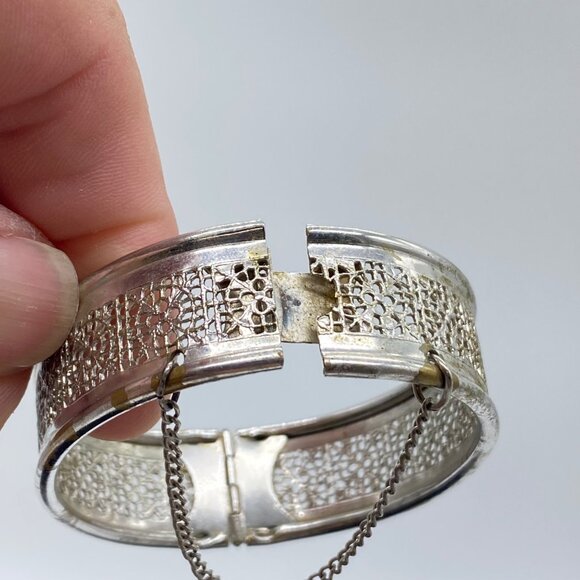 Vintage Silver Tone Filigree Hinged Bangle Bracelet With Safety Chain **NOTE** - Picture 8 of 14